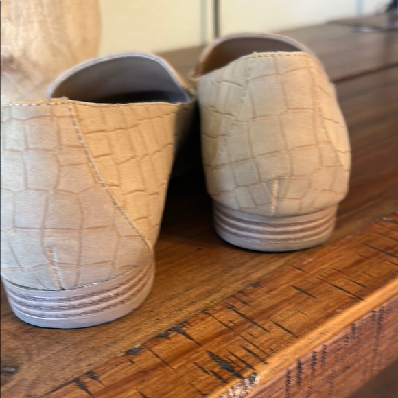 DV by Dolce Vita Island Loafer Flats with Pointed Toe and Crocodile Texture - Picture 6 of 7